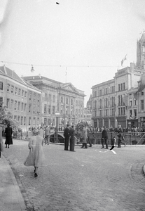 853220 Gezicht op het Stadhuis (Stadhuisbrug 1) te Utrecht, tijdens de intocht van de geallieerden; rechts de Bezembrug.